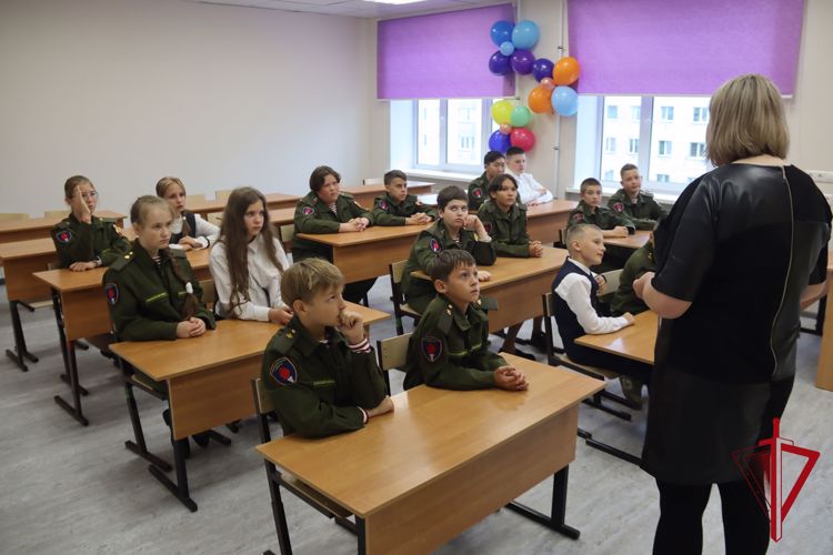 Магаданские Росгвардейцы встретились с воспитанниками профильного кадетского класса