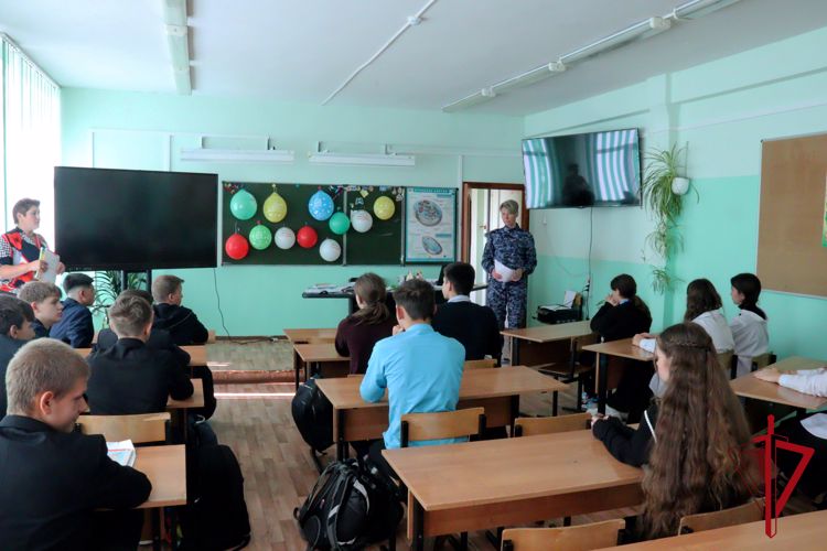 Сотрудница Управления Росгвардии по Магаданской области рассказала школьникам о правилах противодействия терроризму и экстремизму