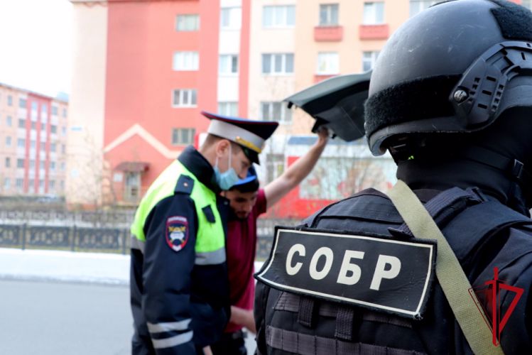 Сотрудники Управления Росгвардии по Магаданской области оказывают содействие в проведении профилактических мероприятий