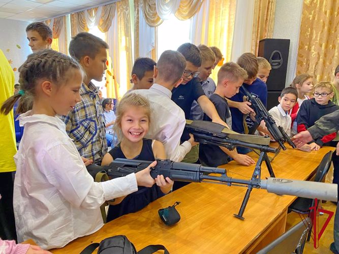 Сотрудники магаданского СОБР побывали в гостях у воспитанников Магаданского областного детского дома им А.Н. Логунова