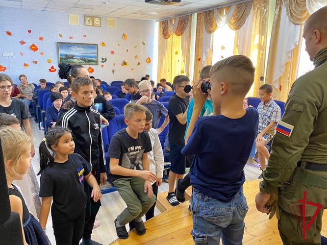 Сотрудники магаданского СОБР побывали в гостях у воспитанников Магаданского областного детского дома им А.Н. Логунова