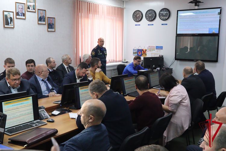 В Магадане сотрудники Росгвардии приняли участие в совещании в региональном МЧС России