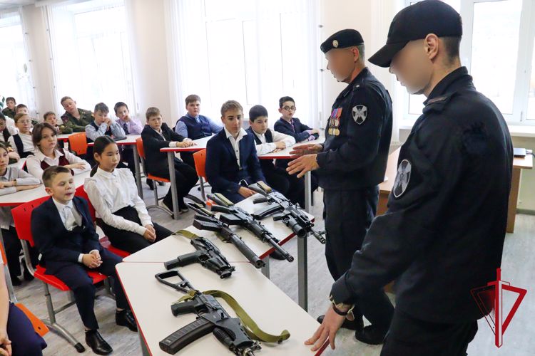Сотрудники магаданского ОМОН провели урок патриотического воспитания для учащихся профильных классов Росгвардии
