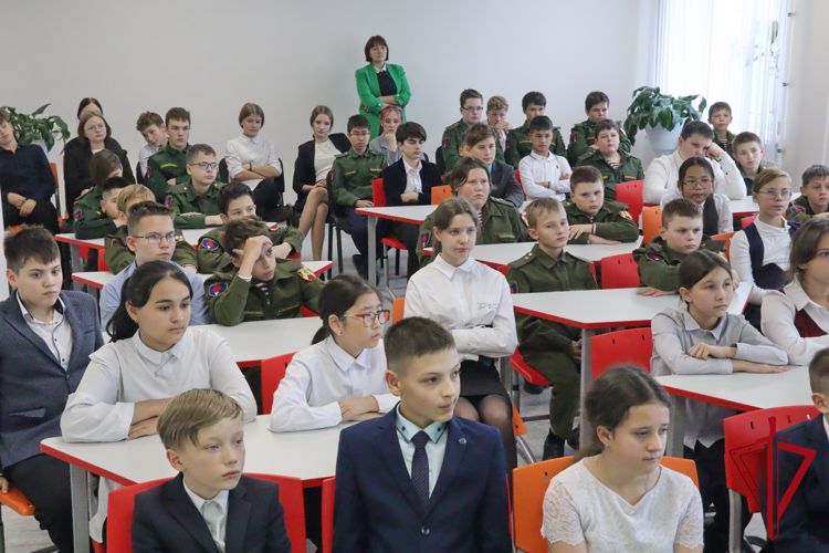 Сотрудники магаданского ОМОН провели урок патриотического воспитания для учащихся профильных классов Росгвардии