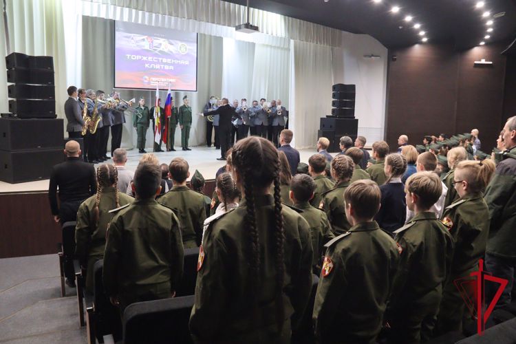 В Магадане кадеты профильных классов Росгвардии приняли присягу