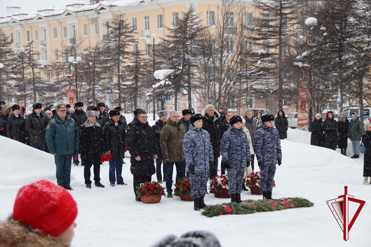 9 декабря возложением цветов к памятнику “Узел памяти” отметили День Героев Отечества в Магадане