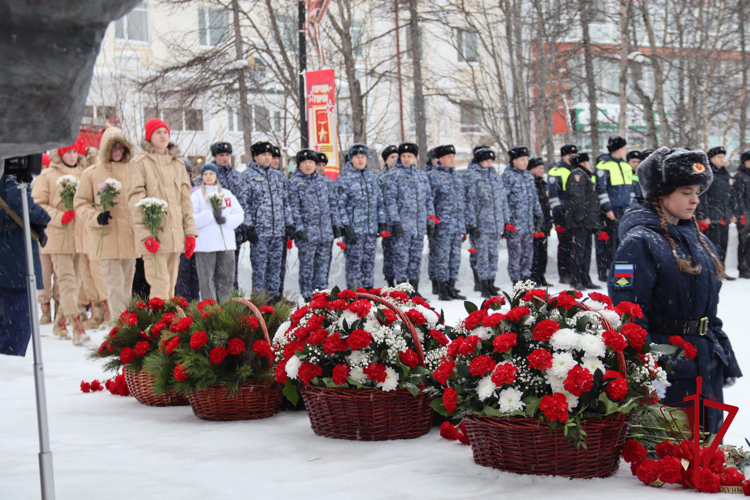 9 декабря возложением цветов к памятнику “Узел памяти” отметили День Героев Отечества в Магадане