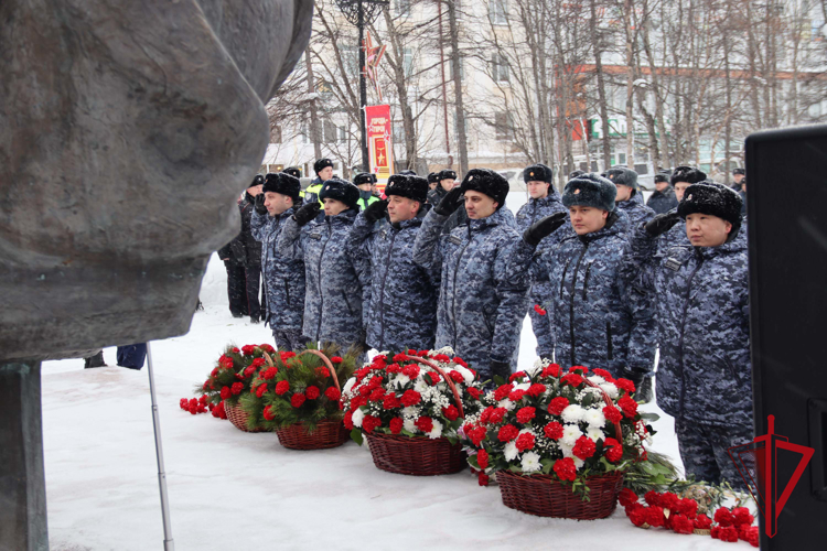 9 декабря возложением цветов к памятнику “Узел памяти” отметили День Героев Отечества в Магадане