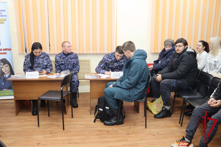 В Магадане о службе в Росгварии рассказали гражданам на специализированной ярмарке профессий