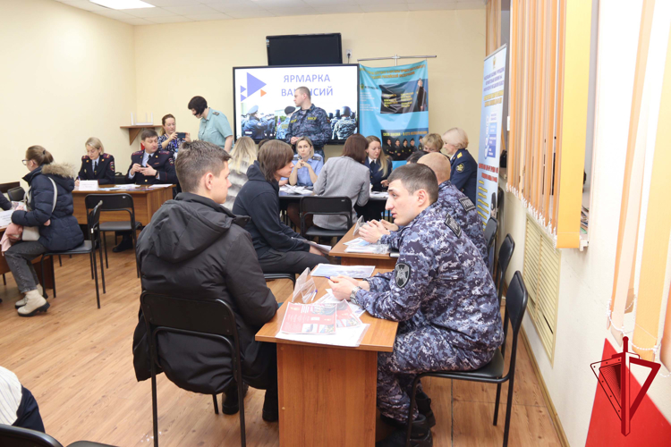 В Магадане о службе в Росгварии рассказали гражданам на специализированной ярмарке профессий