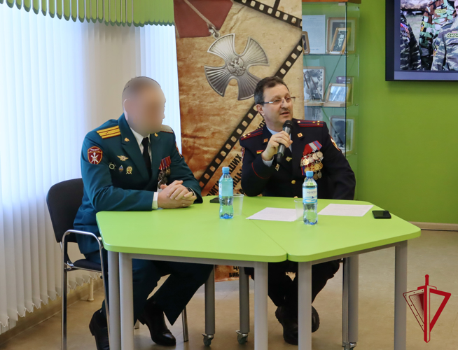 Росгвардейцы – кавалеры ордена Мужества провели встречу с юными магаданцами в городской библиотеке имени Олега Куваева