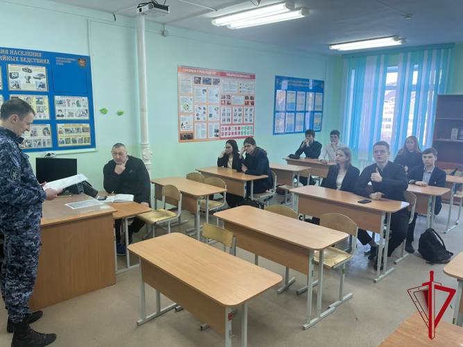 Офицер Росгвардии рассказал магаданским школьникам о порядке поступления в профильные ВУЗы