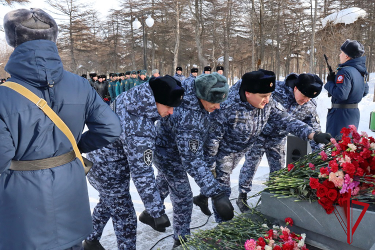 В Магадане росгвардейцы почтили память воинов, исполнявших служебный долг за пределами Отечества