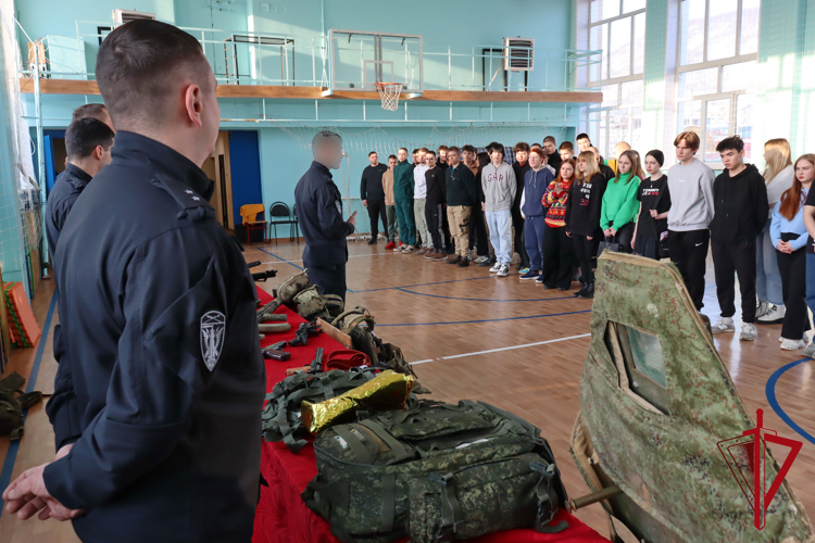 В рамках всероссийской акции «Неделя мужества» росгвардейцы встретились со студентами Магаданского промышленного техникума
