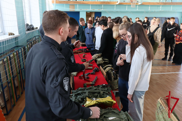 В рамках всероссийской акции «Неделя мужества» росгвардейцы встретились со студентами Магаданского промышленного техникума