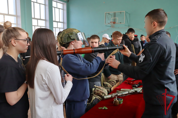 В рамках всероссийской акции «Неделя мужества» росгвардейцы встретились со студентами Магаданского промышленного техникума