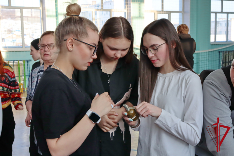 В рамках всероссийской акции «Неделя мужества» росгвардейцы встретились со студентами Магаданского промышленного техникума