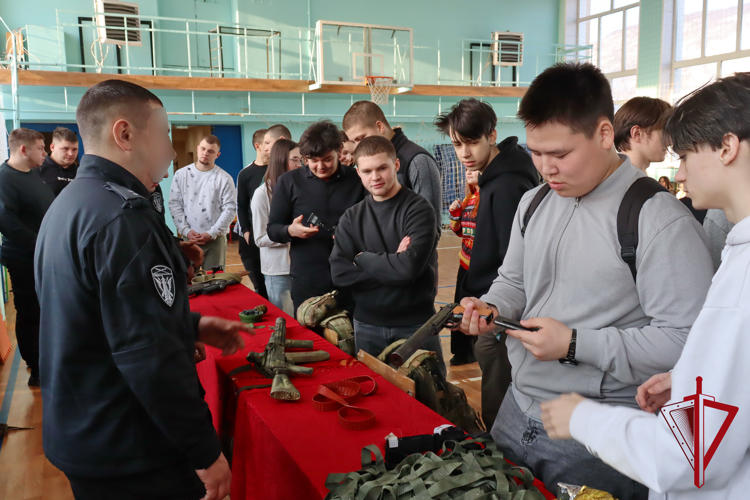 В рамках всероссийской акции «Неделя мужества» росгвардейцы встретились со студентами Магаданского промышленного техникума
