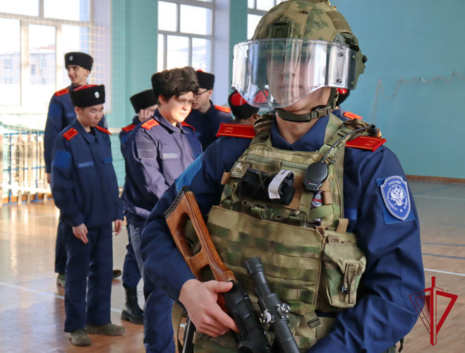 В рамках всероссийской акции «Неделя мужества» росгвардейцы встретились со студентами Магаданского промышленного техникума