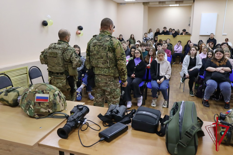 Сотрудники ОМОН провели урок мужества для студентов Магаданского колледжа сервиса и технологий