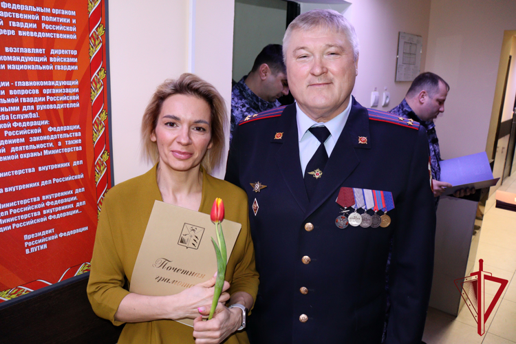 В преддверии Международного женского дня, начальник Управления Росгвардии по Магаданской области поздравил сотрудниц ведомства