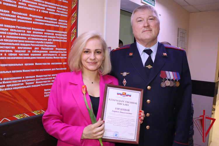 В преддверии Международного женского дня, начальник Управления Росгвардии по Магаданской области поздравил сотрудниц ведомства