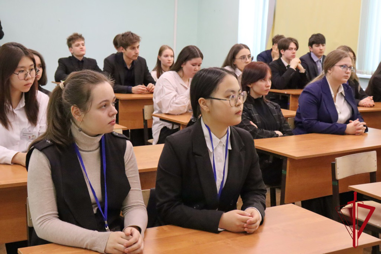 Старшеклассники магаданского лицея № 1 имени Надежды Крупской познакомились с деятельностью Росгвардии на уроке мужества