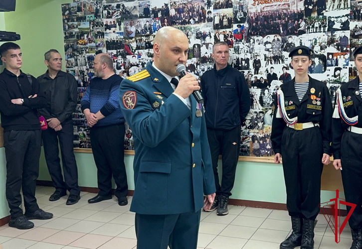 В Магадане заместитель командующего Восточным округом войск национальной гвардии вручил орден Мужества семье погибшего участника СВО