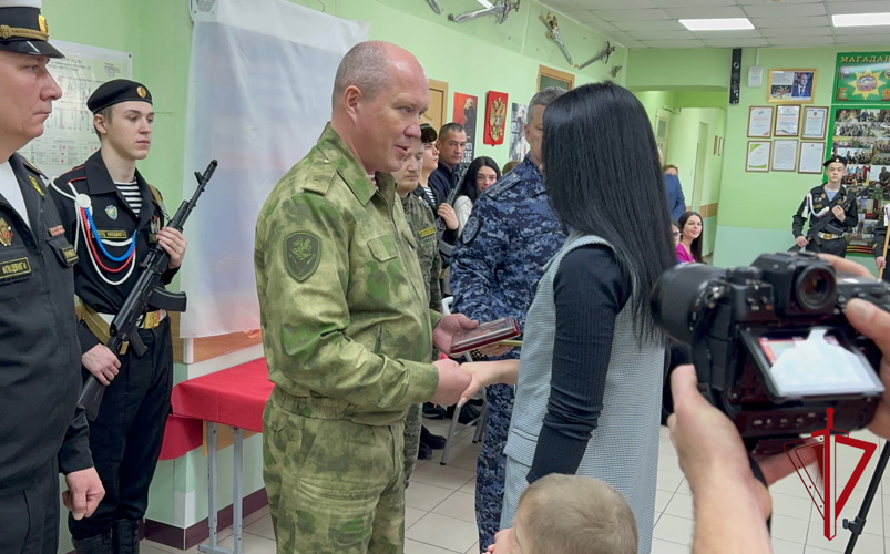 В Магадане заместитель командующего Восточным округом войск национальной гвардии вручил орден Мужества семье погибшего участника СВО