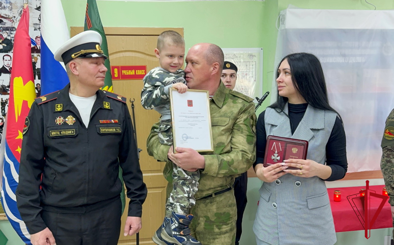В Магадане заместитель командующего Восточным округом войск национальной гвардии вручил орден Мужества семье погибшего участника СВО