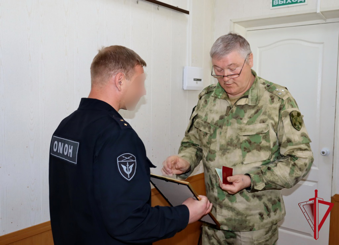 Магаданским росгвардейцам, отличившимся при выполнении боевых задач, вручили государственные награды