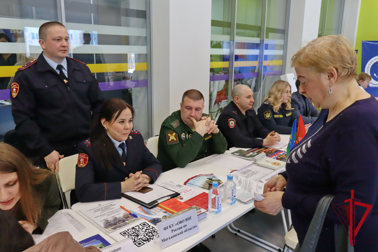 Сотрудники вневедомственной охраны приняли участие в проведении Всероссийской ярмарки трудоустройства «Работа России. Время Возможностей»