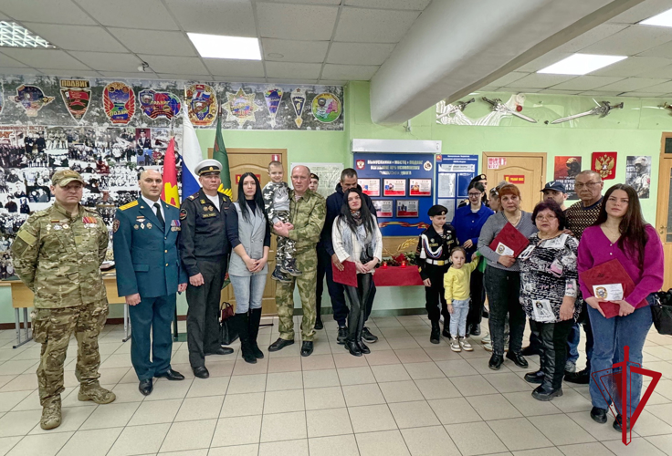 В Магадане заместитель командующего Восточным округом войск национальной гвардии вручил орден Мужества семье погибшего участника СВО