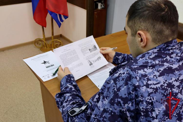 Более 30 росгвардейцев написали «Диктант Победы» в Магадане