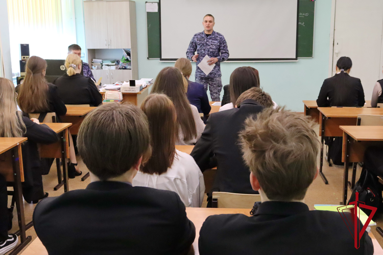 В Магадане инспектор ВАИ Росгвардии рассказал школьникам о правилах дорожного движения
