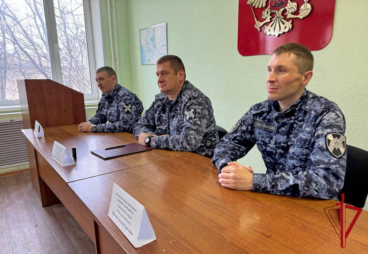 Сотрудники Росгвардии напомнили колымчанам о правилах ношения и хранения оружия в период весенней охоты