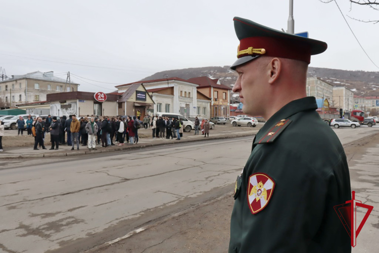 Сотрудники Росгвардии обезвредили террористов в Магаданском промышленном техникуме в ходе учений