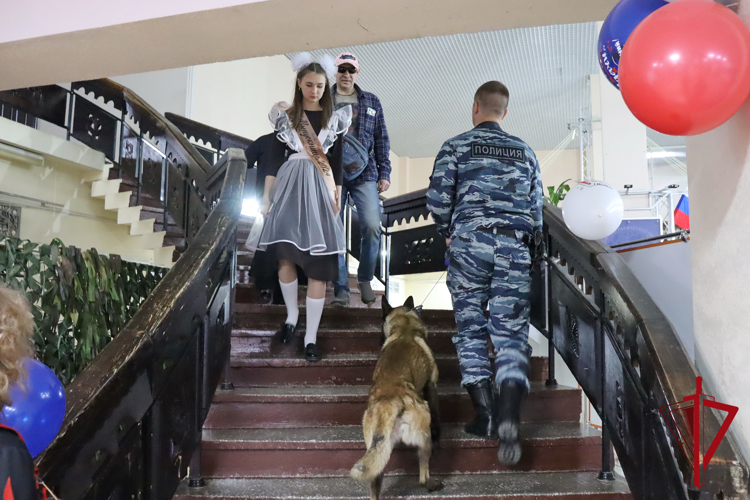 Росгвардия обеспечила безопасность проведения Последних звонков в Магадане