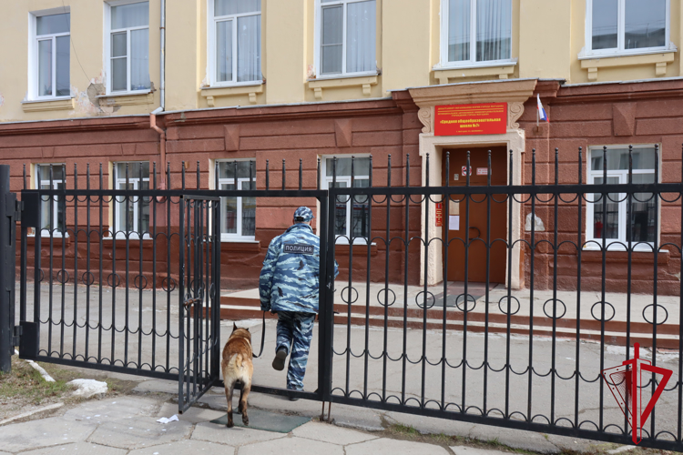 Росгвардия обеспечила безопасность проведения Последних звонков в Магадане