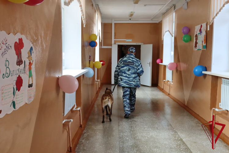 Росгвардия обеспечила безопасность проведения Последних звонков в Магадане