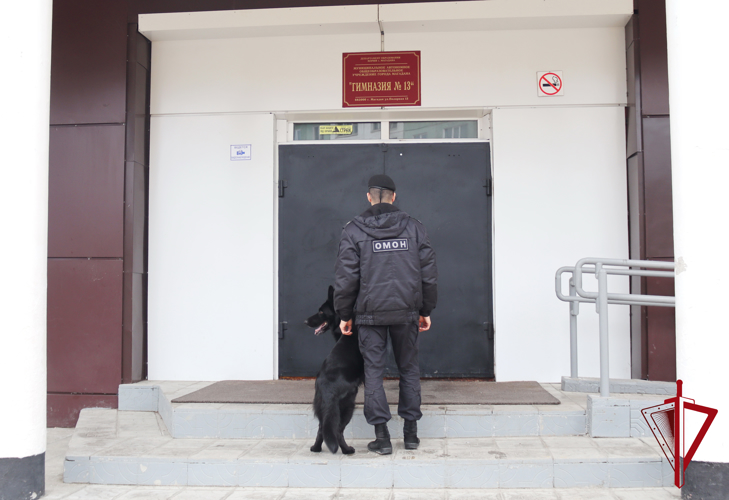 Росгвардия обеспечила безопасность проведения Последних звонков в Магадане