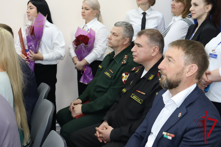 Заместитель начальника регионального управления Росгвардии поздравил коллектив магаданского филиала фонда «Защитники Отечества» с годовщиной образования