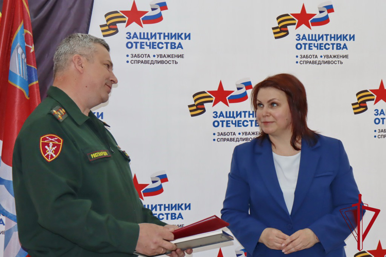 Заместитель начальника регионального управления Росгвардии поздравил коллектив магаданского филиала фонда «Защитники Отечества» с годовщиной образования