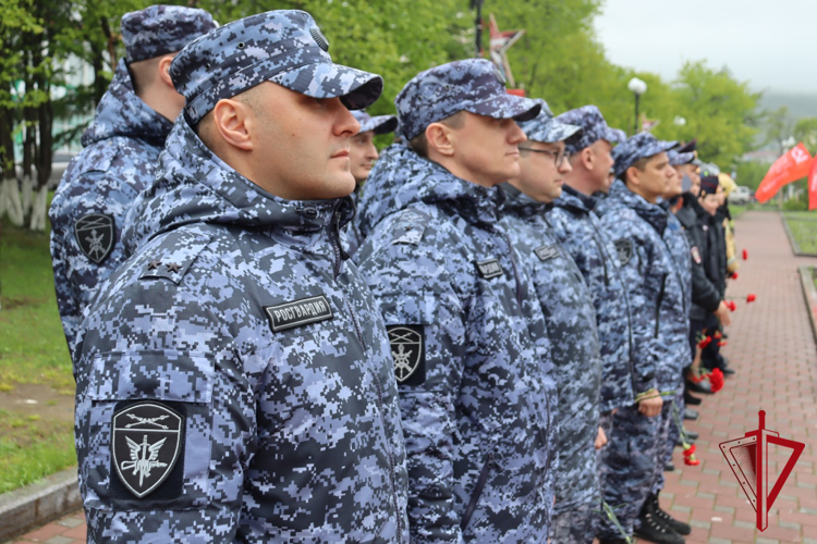 В Магадане росгвардейцы почтили память павших в годы Великой Отечественной войны