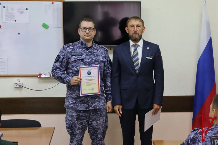 Председатель магаданской областной ветеранской организации «Боевое братство» Эдуард Козлов вручил благодарности и памятные медали росгвардейцам 