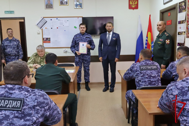 Председатель магаданской областной ветеранской организации «Боевое братство» Эдуард Козлов вручил благодарности и памятные медали росгвардейцам 