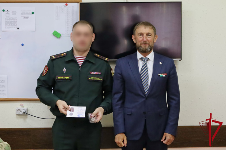 Председатель магаданской областной ветеранской организации «Боевое братство» Эдуард Козлов вручил благодарности и памятные медали росгвардейцам 