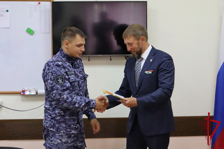 Председатель магаданской областной ветеранской организации «Боевое братство» Эдуард Козлов вручил благодарности и памятные медали росгвардейцам 