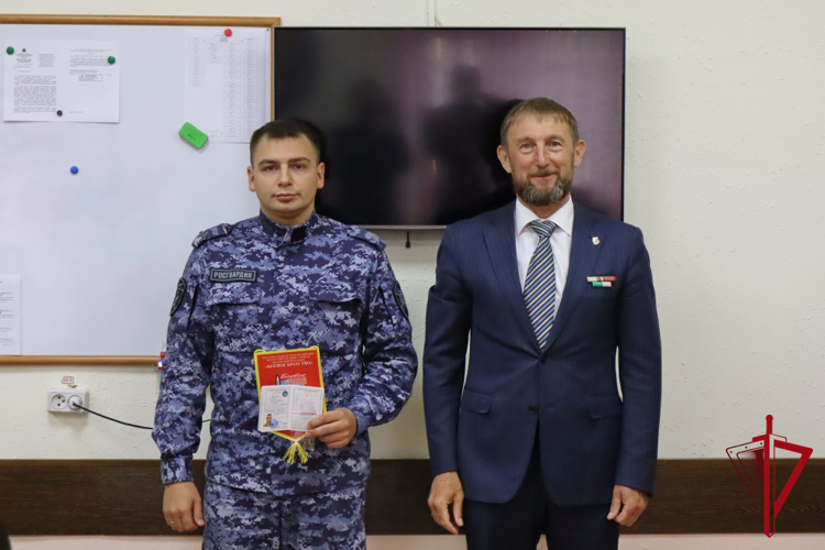 Председатель магаданской областной ветеранской организации «Боевое братство» Эдуард Козлов вручил благодарности и памятные медали росгвардейцам 