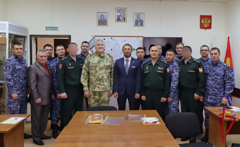 Председатель магаданской областной ветеранской организации «Боевое братство» Эдуард Козлов вручил благодарности и памятные медали росгвардейцам 